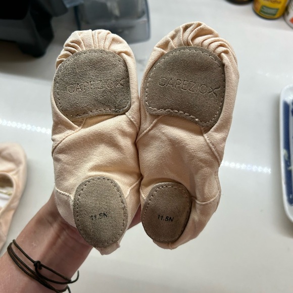 Capezio Hanami canvas ballet shoes excellent condition worn once! Toddler 11.5 - Picture 3 of 5